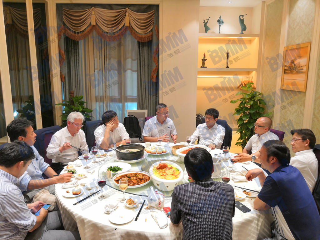 訪問結(jié)束后，法鋼集團(tuán)負(fù)責(zé)人邀請JFE鋼鐵高層共進(jìn)晚餐